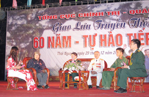 Bác Vũ Hồ (thứ hai, bên trái) và bác Nguyễn Hữu Quyền (thứ tư, bên trái) trong đêm giao lưu. 
