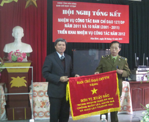 Đồng chí Trần Đăng Ninh, Phó Chủ tịch UBND tỉnh trao cờ thi đua xuất sắc của BCĐ 127/TW cho BCĐ 127/ĐP tỉnh