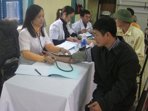 Trung tâm YTDP tỉnh tổ chức đợt khám sức khỏe cho người lao động công ty CP Someco Sông Đà (thành phố Hòa Bình)