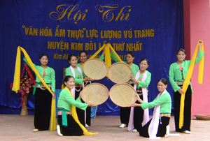 Đội văn nghệ xã Tú Sơn (Kim Bôi) biểu diễn trong  hội thi văn hóa ẩm thực LLVT huyện lần thứ nhất năm 2011.