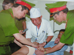 Lãnh đạo Bộ Công an thăm, động viên thượng sĩ Bùi Văn Tuấn, chiến sĩ Đội CSCĐ PC 63 (Công an tỉnh) bị thương khi truy bắt tên Vũ Ngọc Sơn vận chuyển trái phép 8 bánh hêrôin.