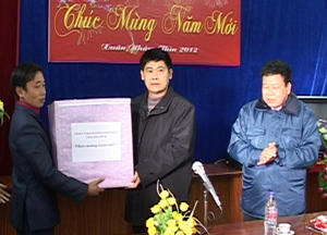 Thay mặt lãnh đạo tỉnh, đồng chí Nguyễn Văn Dũng, Phó Chủ tịch UBND tỉnh tặng quà Đảng bộ, chính quyền và nhân dân xã Pà Cò (Mai Châu).