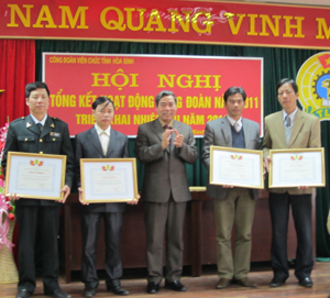 Lãnh đạo LĐLĐ tỉnh trao tặng Bằng khen cho 4 đơn vị trực thuộc CĐVC tỉnh có thành tích xuất sắc trong năm 2011.