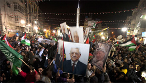 Người Palestine ăn mừng ở Ramallah, sau khi Đại hội đồng LHQ thông qua quy chế nhà nước quan sát viên cho Palestine Ảnh: AFP