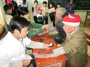 Đoàn tình nguyện khám, cấp thuốc miễn phí cho người dân tại xóm Suối Bến, xã Tiến Sơn (Lương Sơn).