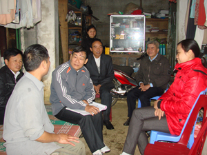 Đoàn công tác Ban chỉ đạo xây dựng xã hội hóa học tập và phổ cập giáo dục tỉnh gặp gỡ, tìm hiểu thông tin về công tác PCGD tại xóm Biệng, xã Quyết Chiến (Tân Lạc).