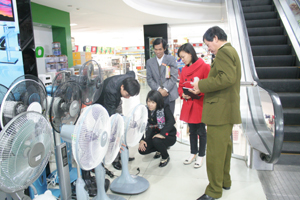 Đoàn kiểm tra liên ngành kiểm tra chất lượng thiết bị điện, điện tử tại siêu thị AP PLAZA (Công ty TNHH Anh Phong).