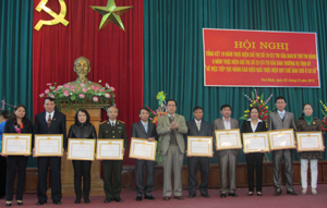 Đồng chí Nguyễn Văn Quang, Phó Bí thư TT Tỉnh uỷ, Chủ tịch HĐND tỉnh, Trưởng BCĐ  trao bằng khen của Tỉnh ủy cho các tập thể có thành tích xuất sắc trong thực hiện QCDC ở cơ sở.


