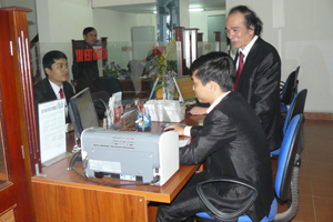 Lãnh đạo Quỹ TDND phường Chăm Mát  thường xuyên kiểm tra công tác thu nợ quay vòng vốn vay cho các thành viên.