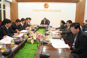 Đồng chí Trần Đăng Ninh, Phó chủ tịch UBND tỉnh và đại diện lãnh đạo tỉnh, các sở, ngành, huyện, thành phố  tại điểm cầu Hòa Bình.