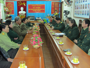 Đại diện Hội CCB các Ban xây dựng Đảng tỉnh ôn lại truyền thống 23 năm ngày thành lập Hội CCB Việt Nam (6/12/1989- 6/12/2012). (Ảnh: Đỗ Hà)