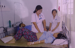 Bác sĩ chuyên khoa cấp 1 Nguyễn Phương Hoa khám cho bệnh nhân.