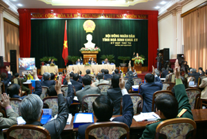 Các đại biểu HĐND tỉnh biểu quyết thông qua các Nghị quyết tại kỳ họp.