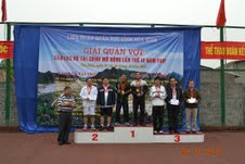 Đồng chí Hoàng Việt Cường, Bí thư Tỉnh ủy trao giải nhất, nhì, ba cho các đôi nam nội dung 46 tuổi trở lên.