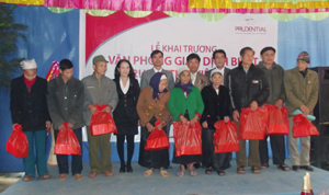 Công ty BHNT Prudential trao 20 suất quà cho các gia đình chính sách có hoàn cảnh khó khăn huyện Tân Lạc.