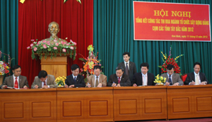 Lãnh đạo Ban Tổ chức Tỉnh ủy các tỉnh trong cụm thi đua Tây Bắc ký giao ước thi đua năm 2013.