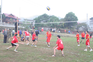 Các VĐV nam tham gia thi đấu tại giải bóng chuyền cụm I.