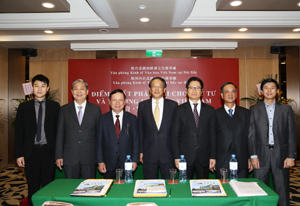 Đồng chí Bùi Văn Tỉnh, Chủ tịch UBND tỉnh và các doanh nghiệp tham gia Đoàn công tác của Ủy Ban công tác Đài Loan.