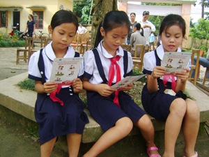 Học sinh trường tiểu học xã Cao Sơn (Đà Bắc) tìm hiểu thông tin về vai trò và lợi ích giữ gìn đôi bàn tay sạch.