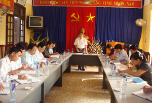Thực hiện chương trình KTGS năm 2012, BTV Tỉnh ủy đã tổ chức đoàn công tác kiểm tra việc thực hiện Chỉ thị số 03 của Bộ Chính trị tại xã Lâm Sơn (Lương Sơn).