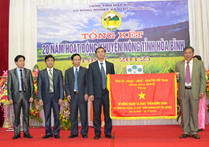 Đồng chí Bí thư Tỉnh ủy Hoàng Việt Cường trao tặng cờ lưu niệm cho ngành NN&PTNT nhân dịp 20 năm xây dựng và phát triển ngành khuyến nông.