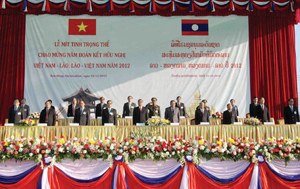Các đồng chí lãnh đạo hai nước tham dự Lễ mít tinh.