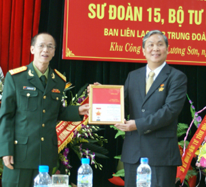 Nhân dịp này, CCB Vũ Duy Bổng, Chủ tịch HĐQT công ty An Thịnh đã vinh dự được nhận Kỷ niệm chương CCB Việt Nam.