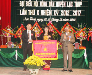 Hội nông dân huyện Lạc Thuỷ được T.Ư Hội nông dân Việt Nam tặng cờ đơn vị có thành tích xuất sắc trong nhiệm kỳ 2007-2012.