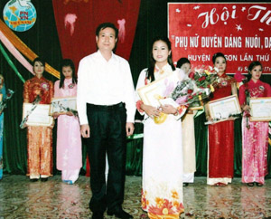 Chị Nguyễn Thị Hồng Hạnh nhận giải nhất Hội thi “Phụ nữ duyên dáng nuôi dạy con tốt” huyện Kỳ Sơn lần thứ I năm 2012.