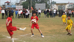 Một trận đấu vòng chung kết của các trường tiểu học tại Giải bóng đá tiểu học, THCS năm 2012.