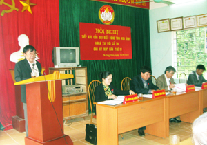 Các đại biểu HĐND tỉnh trong buổi tiếp xúc với cử tri huyện Kim Bôi.