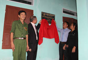 Đại diện Hội NN CĐDC/Dioxin tỉnh và Công ty CP dinh dưỡng nông nghiệp Quốc tế AnCo trao nhà tình nghĩa cho NN CĐDC Nguyễn Khắc Sơn, khu phố 10, thị trấn Hàng Trạm.