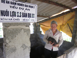 Chị Đinh Thị Thu, xóm  Nà Chiếu vui mừng trước kết quả sau hơn  3 tháng tham gia tiểu dự án chăn nuôi.