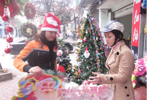 Người dân thành phố Hòa Bình sắm đồ trang trí cho lễ Giáng sinh.