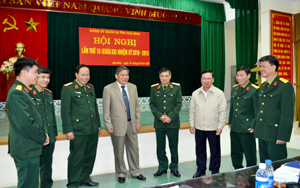 Các đồng chí lãnh đạo tỉnh, Quân khu III trao đổi những giải pháp, thực hiện hiệu quả nhiệm vụ QP - QSĐP năm 2013.
