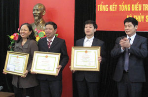 Đồng chí Nguyễn Văn Dũng, Phó Chủ tịch UBND tỉnh tặng bằng khen của Bộ KH-ĐT cho 3 cá nhân có thành tích xuất sắc trong trong công tác tổng điều tra nông thôn, nông nghiệp và thủy sản năm 2011.