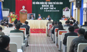 Quang cảnh kỳ họp thứ 4, HĐND thành phố Hoà Bình khóa XIX.