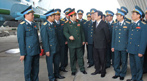 Chủ tịch nước Trương Tấn Sang nói chuyện với cán bộ,
chiến sĩ quân chủng Phòng không - Không quân. Ảnh: vov.vn