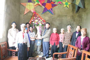 Đại diện đoàn tặng lẵng hoa tươi thắm chúc mừng lễ Giáng sinh đồng bào công giáo giáo xứ Ba Cắt, xã Văn Nghĩa (Lạc Sơn).