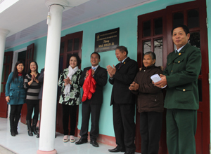 Đại diện Hội NN CĐDC/Dioxin tỉnh, huyện Kỳ Sơn và Công ty CP dinh dưỡng nông nghiệp Quốc tế AnCo trao nhà tình nghĩa cho NN CĐDC Trần Thị Lực.