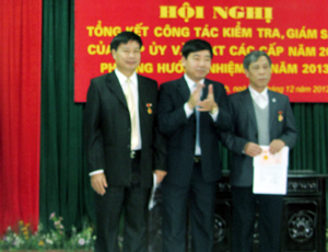 Lãnh đạo Đảng ủy Khối trao kỷ niệm chương vì sự nghiệp kiểm tra của Đảng cho 2 đồng chí trong Đảng ủy Khối vì đã có thành tích xuất sắc trong công tác KT, GS. 
