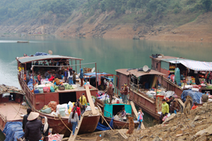 Trên những phiên chợ vùng cao, vùng lòng hồ sông Đà vẫn là nơi tiêu thụ số lượng lớn hàng 