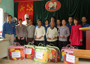 Đoàn TN Khối các cơ quan tỉnh trao quà cho hộ gia đình chính sách xã Dân Hòa – Kỳ Sơn.