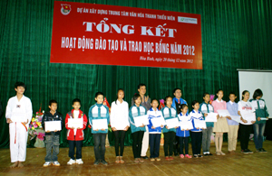 Đại diện lãnh đạo Tỉnh đoàn, tổ chức GNI Hàn Quốc trao học bổng năm 2012 cho học sinh có thành tích học tập xuất sắc tại Trung tâm.