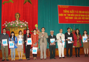 Đồng chí Nguyễn Văn Quang, Phó Bí thư TT Tỉnh uỷ, Chủ tịch HĐND tỉnh trao giấy chứng nhận, giải thưởng cho các tập thể, cá nhân đoạt giải.
