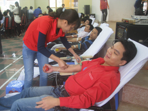 Nguyễn Trung Hiếu, đoàn viên chi đoàn Công ty TNHH một thành viên xổ số kiến thiết Hoà Bình tham gia ngày hội thanh niên hiến máu tình nguyện năm 2012.