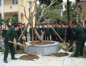 Đồng chí Hoàng Việt Cường, Bí thư Tỉnh ủy cùng các đồng chí lãnh đạo Bộ CHQS tỉnh trồng cây lưu niệm tại khu di tích.