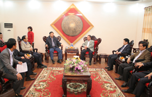 Đồng chí Bùi Văn Tỉnh, Chủ tịch UBND tỉnh trao đổi với Bộ trưởng Bộ GT-VT Đinh La Thăng về tình hình đầu tư các dự án giao thông trên địa bàn.