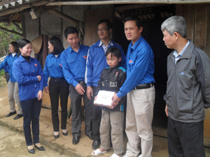 Đoàn TN UBKT Tỉnh ủy tặng quà cho học sinh nghèo vượt khó tại xã Bình Thanh, TP Hòa Bình.