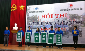 Đội tuyên truyền ATGT Thành phố Hòa Bình với màn chào hỏi ấn tượng đã đạt giải nhất tại hội thi.